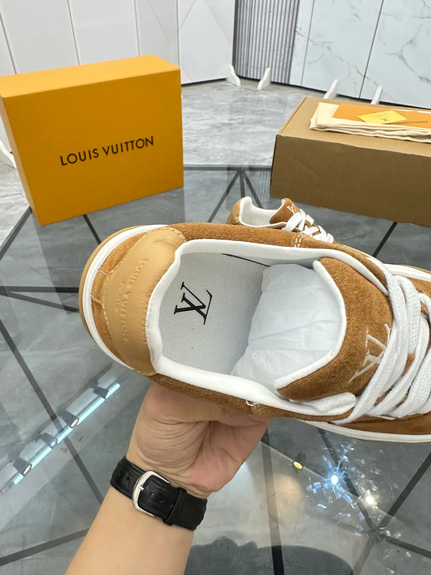 Men's shoes for sale 💰: 💰P660¥ Top quality Comes with airplane case Product trademark: LV* "Louis Vuitton*" low-top casual shoes Regular size: 35-44 (can be customized to 45) Couple style Product materials: imported nubuck leather upper, sheepskin lining, original outsole. Number: 819